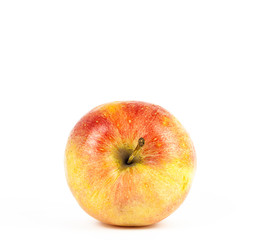 PRIMER PLANO DE MANZANA ROJA Y AMARILLA SOBRE FONDO BLANCO