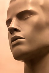 CARA DE MANIQUÍ DE HOMBRE SOBRE FONDO COLOR CREMA 