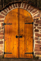 Renoviertes altes Holztor mit Steinbogen