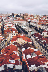 VISTA AEREA DE CASAS CON TEJADOS ROJOS Y BUHARDILLAS EN LA CIUDAD DE LISBOA EN PORTUGAL