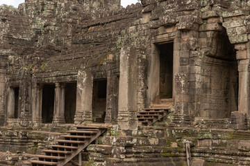 Fototapeta na wymiar Colonnade and doorways in ruined Bayon temple