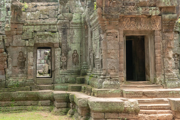 Fototapeta na wymiar Decorated doorway and bas-reliefs at Ta Som