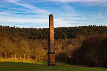 Obelisk bei Wildeck im Hintergrund ein Mischwlad