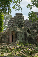 Obraz premium Entrance of ruined temple framed by trees