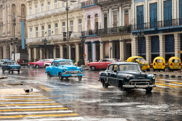 Oldtimer in Havanna bei Regen