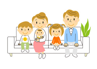 ソファーでくつろぐ５人家族