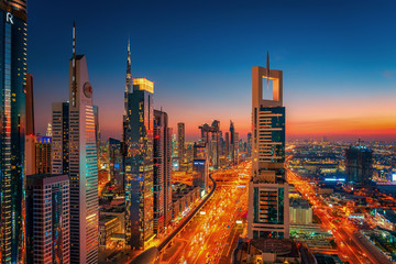 Belle vue sur les toits de Sheikh Zayed Road et des gratte-ciel de Dubaï, Émirats Arabes Unis