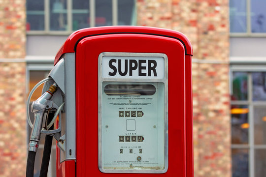 Nostalgische Zapfs&auml;ule f&uuml;r Superbenzin mit Preisangabe in Deutscher Mark 