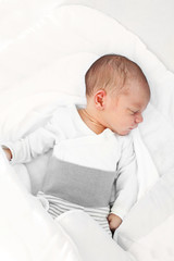 Wcześniak. Pierwsze dni na świecie, noworodek śpi w łóżeczku. - obrazy, fototapety, plakaty