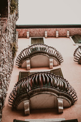 sch&ouml;ner Balkon in einem alten italienischen Dorf am Gardasee