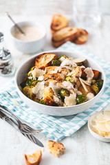 Salade César au Chou de Bruxelles Rôtis, Parmesan, Poulet Grillé et Croûtons