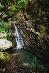 Wasserfall in den Bergen in Italien