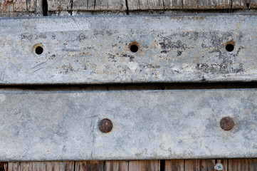 古い鉄板と木材