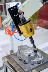 Industrial robots are polishing and polishing products