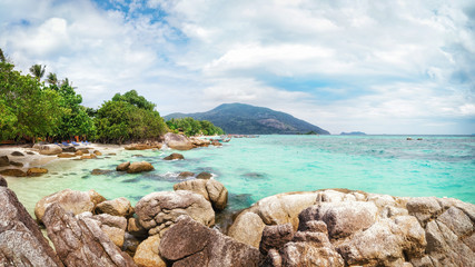 Naklejka premium Panorama azjatykcia raj plaża w Tajlandia