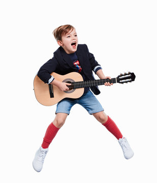 Junge als Gitarrenspieler 