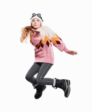 M&auml;dchen h&uuml;pfend im Winter