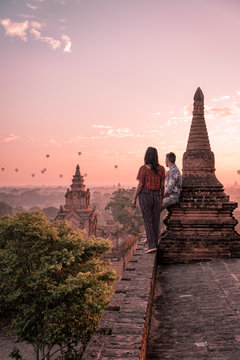 Couple Bagan Myanmar Watching Sunrise Old Historical Temple Pagoda Myanmar Bagan Sunset