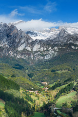 Fototapeta na wymiar Picos de Europa desde el mirador de San Miguel