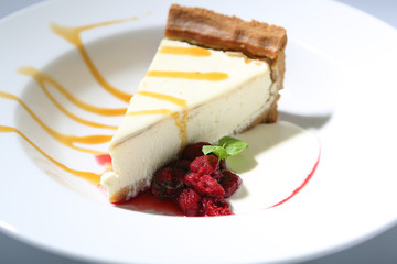 Sernik z malinami. © JacZia