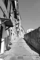 Calles empinadas de la pequeña Ventimiglia