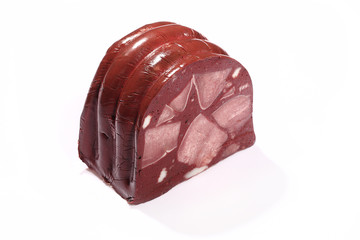 Czarny salceson z ozorami.  Wędlina na białym tle