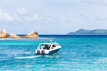 Seychelles bateau quittant la Digue pour Praslin 