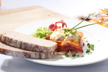 Domowa jajecznica. Klasyczna jajecznica na boczku wędzonym z dodatkami.