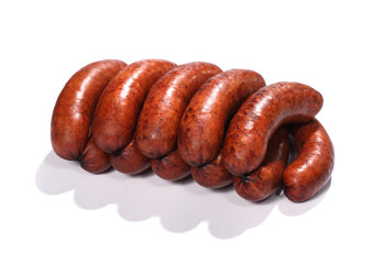 Kiełbasa. Serdelki cienkiej kiełbasy na białym tle.