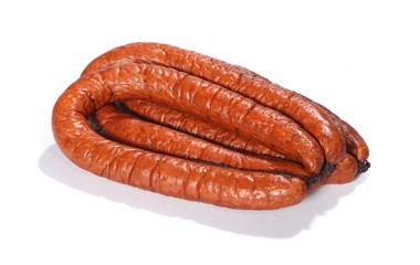 Kiełbasa cienka. Laska cienkiej kiełbasy na białym tle.