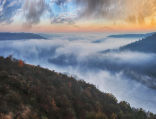 Fototapeta premium foggy canyon of a picturesque river. foggy autumn morning