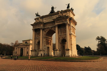 Fototapeta na wymiar Arco della Pace a Milano con riflesso del sole