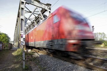 Fototapeta premium Vorbeifahrender Zug