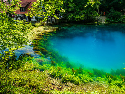 Blautopf Quelle in Blaubeuren mit M&uuml;hle und Fachwerkhaus