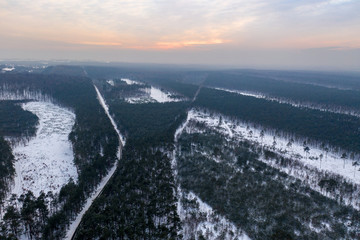 śnieżne góry o zachodzie słońca zima