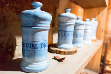 Botica, farmacia antigua para curar enfermedades botes azules de hiervas