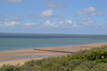 Blick von den Dünen auf die Nordsee und den Strand.