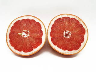 Grapefruit geschnitten freigestellt auf weißem Hintergrund