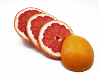 Naklejka na ściany i meble Grapefruit geschnitten freigestellt auf weißem Hintergrund