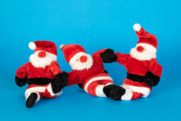 3 Nikoläuse auf blauem Hintergrund
