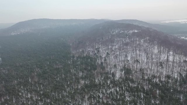 jura, z lotu ptaka zimowe g&oacute;ry i las