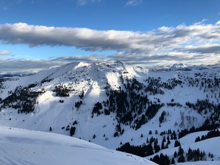 Obraz premium winter landscape snowy mountains cloudy sky panorama