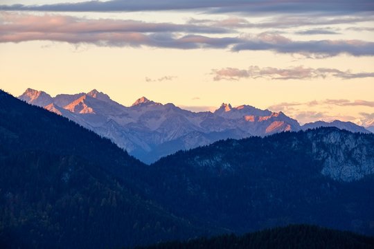 Karwendel Mountains with Hochkarspitze, morning view from Zwiesel near Wackersberg, Isarwinkel, Upper Bavaria, Bavaria, Germany, Europe