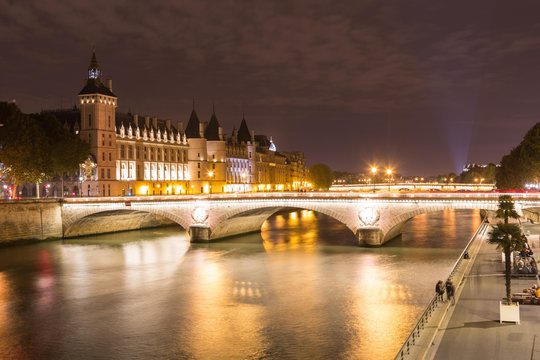 Conciergerie and Pont au Change on the banks of the Seine at night, Ile de la Cite, Paris, France, Europe