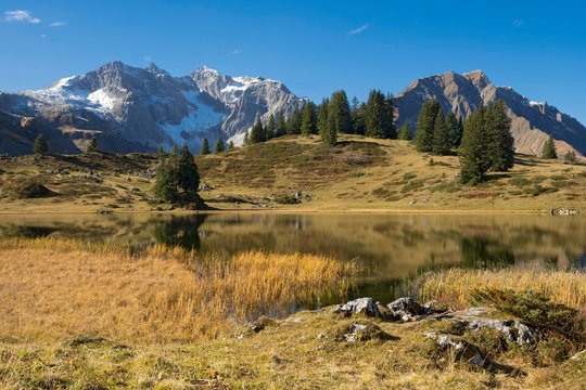 Korbersee, Austria's most beautiful course in 2017 at the competition 9 places, 9 treasures, behind Braunarlspitze and Hochberg, Schrocken am Arlberg, Tyrol, Austria, Europe