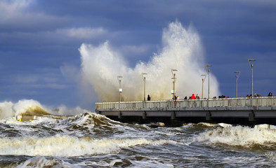 Zimowy sztorm na Morzu Bałtyckim,Polska,Kołobrzeg. - obrazy, fototapety, plakaty