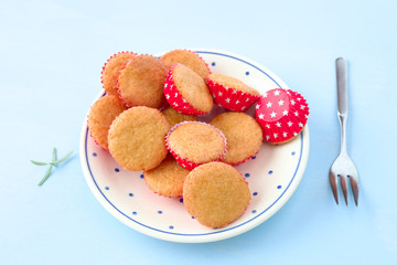 Muffins in roten Backförmchen	