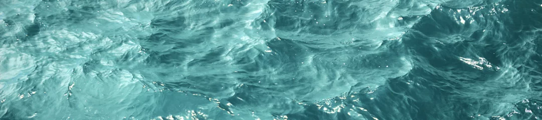 Stickers muraux Eau Texture eau de mer bleue avec des reflets ensoleillés, bannière panoramique design frontière