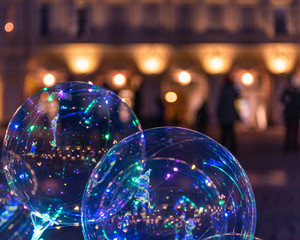 Riflessi di Natale nei palloncini trasparenti