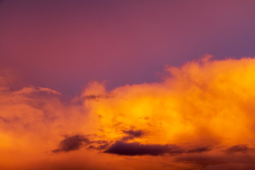 coucher de soleil dans les nuages 